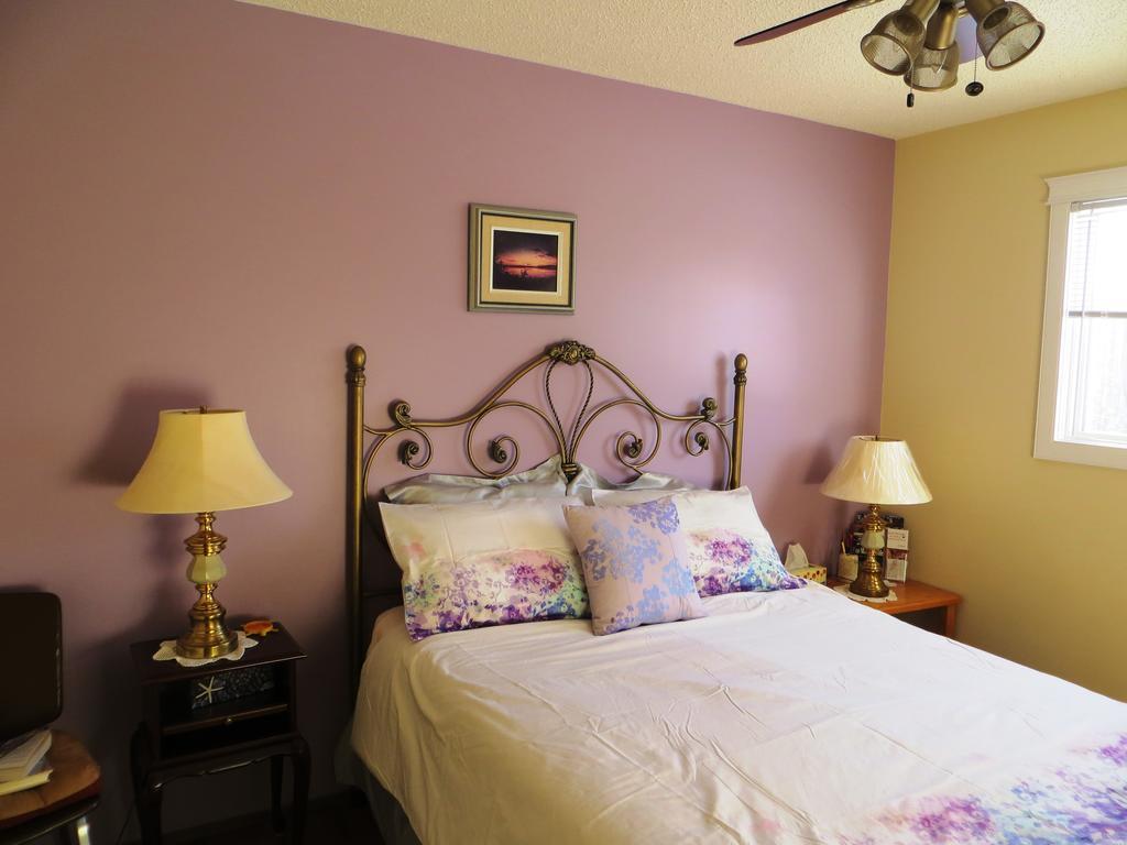 Wild Rose Bed & Breakfast 새스커툰 외부 사진