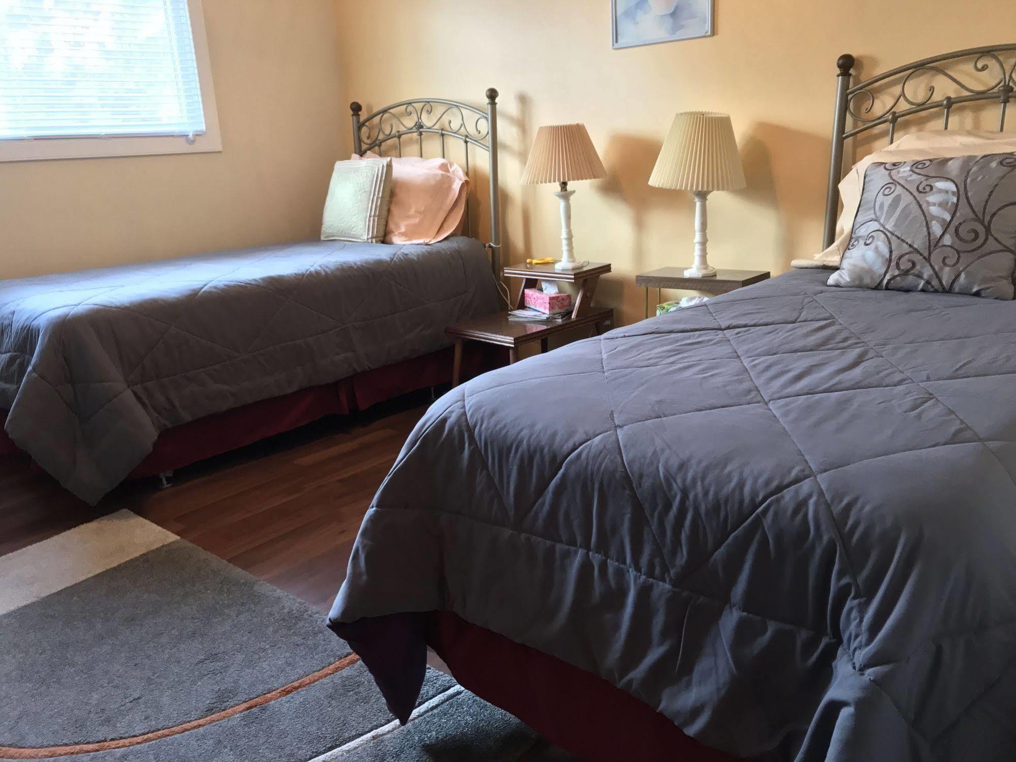 Wild Rose Bed & Breakfast 새스커툰 외부 사진