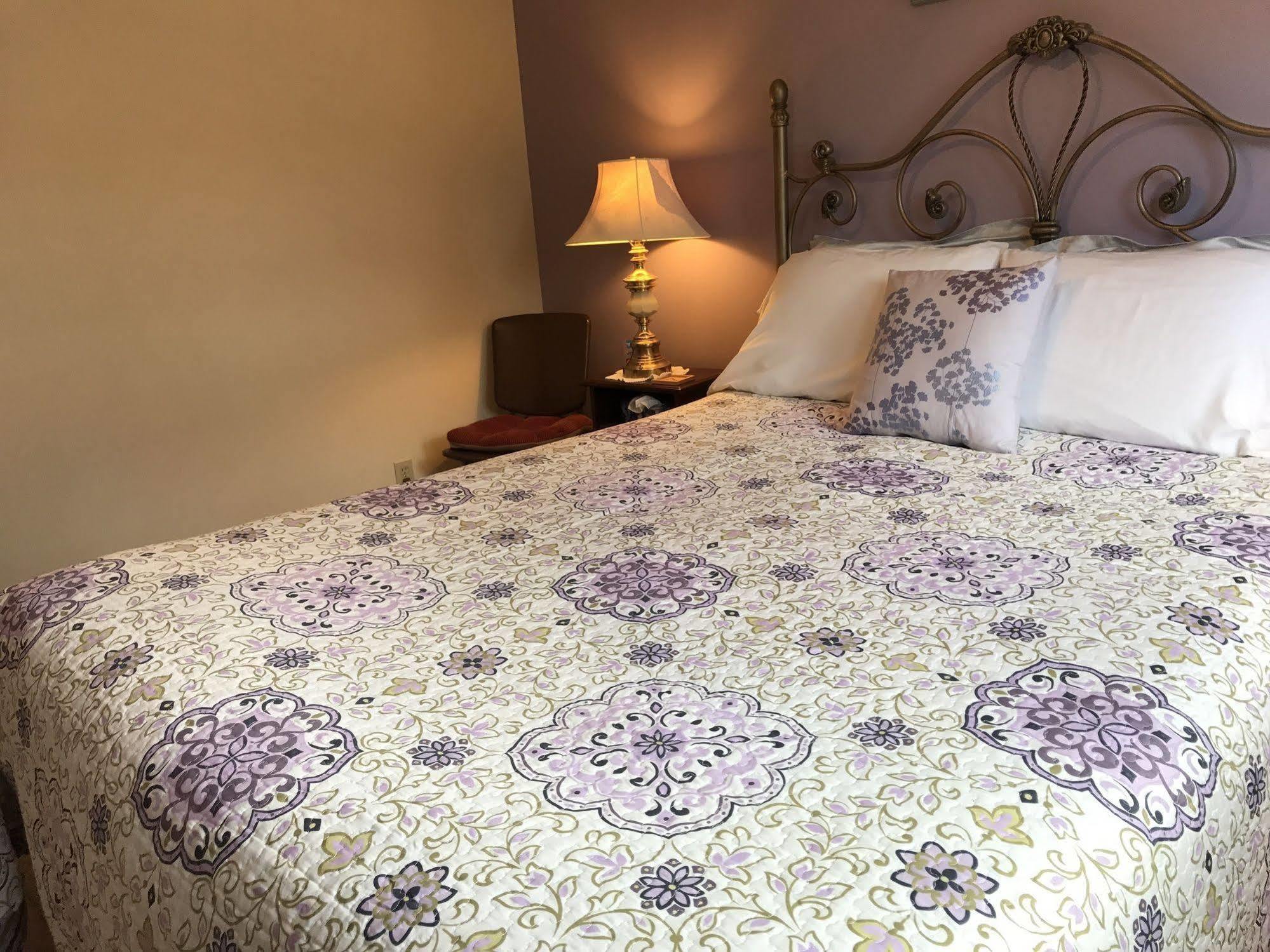 Wild Rose Bed & Breakfast 새스커툰 외부 사진